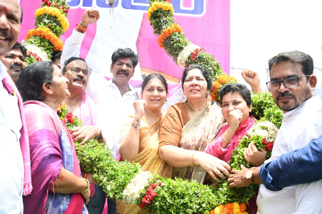 కెసిఆర్ చిత్రపటానికి పాలాభిషేకం చేసిన ప్రజాప్రతినిధులు.  ఎడ్యుకేషనల్ హబ్ గా మారిన మానుకోట.
