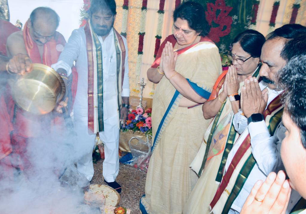 సీఎం కేసీఆర్ సంపూర్ణ ఆయురారోగ్యాలకై  మృత్యుంజయ హోమం నిర్వహించిన మంత్రి సత్యవతి రాథోడ్.