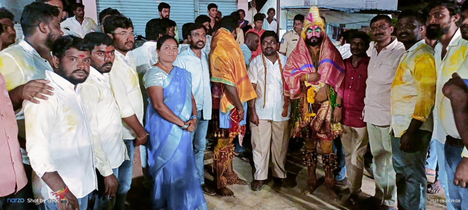 ముత్యాలమ్మకు బోనాలు సమర్పంచిన గ్రామ ప్రజలు.