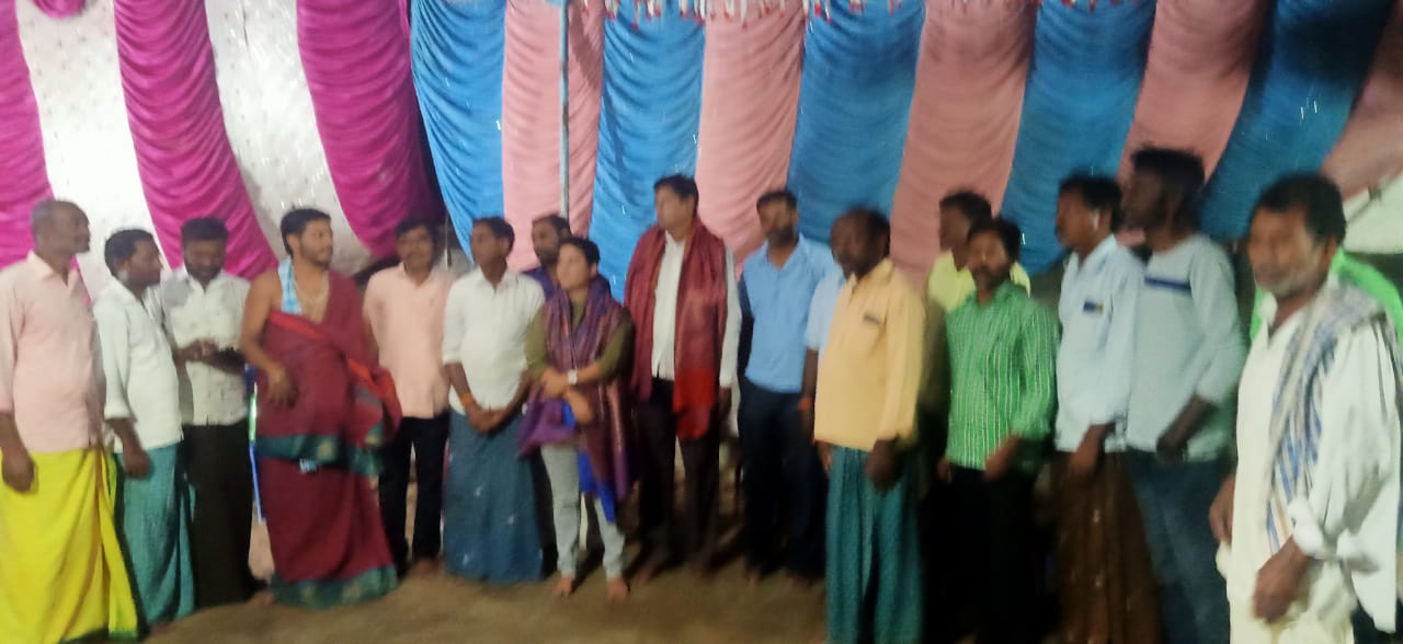 మహబూబాబాద్ జిల్లా బయ్యారం మండలం లక్ష్మీనరసింహపురం గ్రామంలో దసరా పండుగ సందర్భంగా దసరా ఉత్సవ కమిటీ అధ్వర్యంలో దేవి నవరాత్రి వేడుకల్లో పాల్గొని దుర్గా మాతకు పూజలు నిర్వహించిన కుమారి అంగోత్ బిందు, గౌరవ చైర్ పర్సన్, జిల్లా ప్రజా పరిషత్, మహబూబాబాద్ గారు మరియు శ్రీ మూల మధుకర్ రెడ్డి, చైర్మన్ PACS, బయ్యారం  అనంతరం నిర్వహించిన అన్నదాన కార్యక్రమం లో భక్తులకు  అన్న ప్రసాదాలను  వడ్డించారు ఈ కార్యక్రమంలో  ఉత్సవ కమిటీ సభ్యులు, భక్తులు, గ్రామస్థులు అధిక సంఖ్యలో పాల్గొన్నారు..