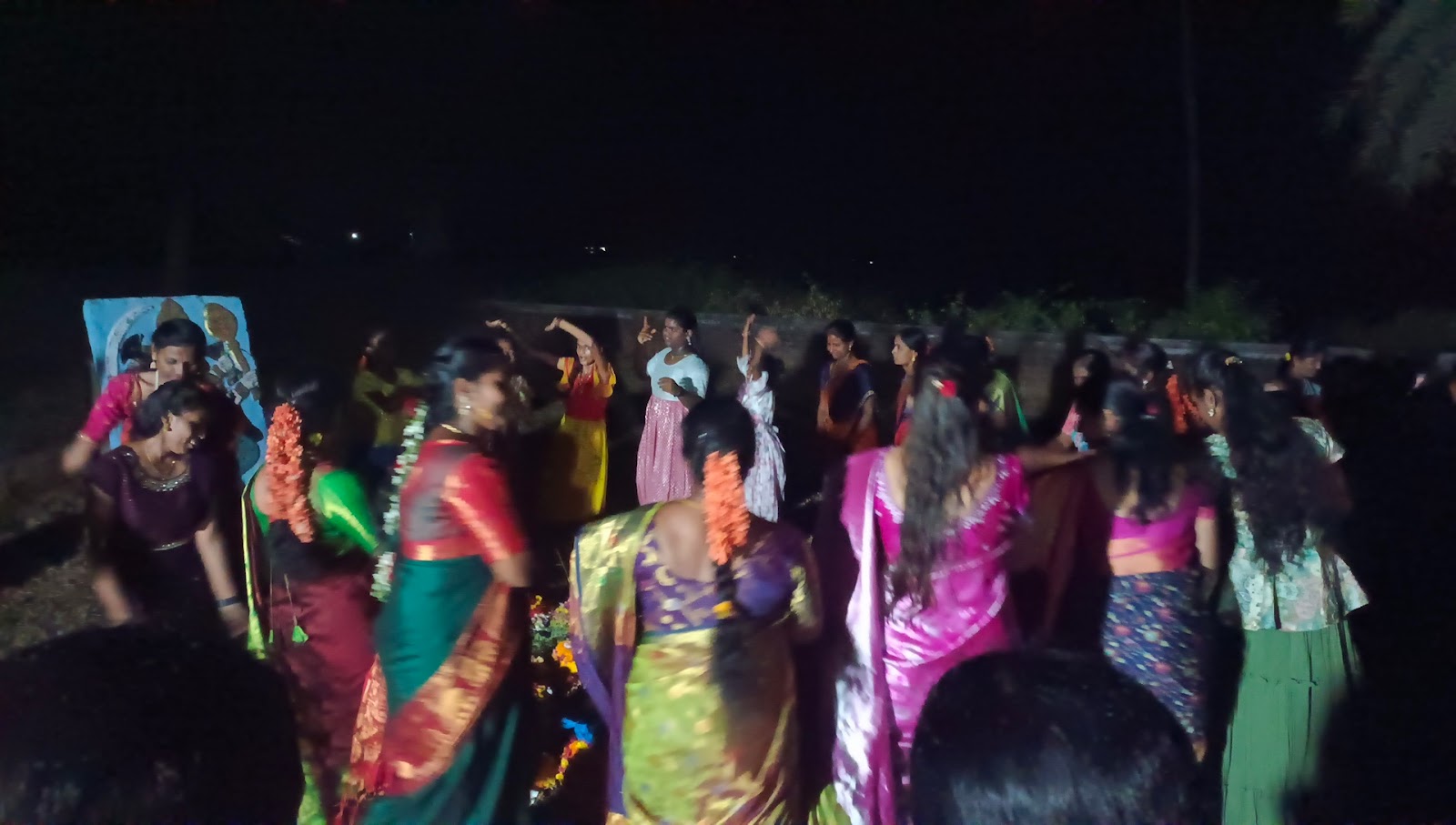మహబూబాబాద్ జిల్లా జిల్లా బయ్యారం మండలం కొత్తపేట గ్రామపంచాయతీలో గౌడ సంఘం ఆధ్వర్యంలో వ్యాప్తంగా ఘనంగా ప్రారంభం అయిన ఎంగిలి పులా బతుకమ్మ సంబరాలు  ..పాట ఆటలతో మహిళల నుత్యాలు...ఆడి పాడి అలరిస్తున్న మహిళలు.. గౌడ పెద్దలు కొండ శీను, రంగు సారయ్య, బుర్ర శంకర్, గట్టు శీను, బుర దుర్గారావు, చింతనూరు భాస్కర్, ఆధ్వర్యంలో ప్రతి మహిళలకు ప్రోత్సాహంగా బహుమతులు అందజేశారు...