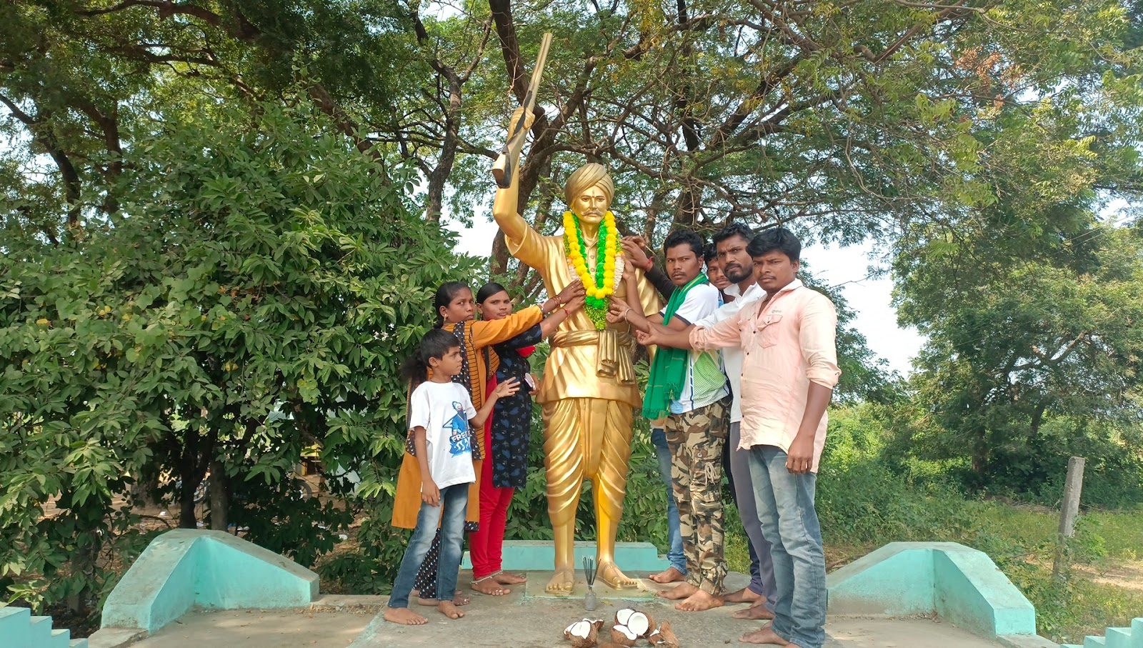 మన్యం వీరుడు కొమరం భీమ్ కు... వర్స ప్రకాష్ ఆదివాసీ సంక్షేమ పరిషత్ బయ్యారం మండల ప్రధాన కార్యదర్శి జయంతి ఘన నివాళులు.... మహబూబాబాద్ జిల్లా బయ్యారం మండలం కొత్తపేట గ్రామపంచాయతీ లోని కోమరంభీం విగ్రహంకు జయంతి సంధర్బంగా కొమరం భీమ్ కు పూలమాల వేసి స్మరించుకొని వారి ఆశయాలను సాదించాలని భవిష్యత్తులో ఆదివాసీలు మన్యం వీరుడు అదివాసి గోండు బెబ్బులి కొమరం భీం ,జల్ జంగిల్ జమీన్  నిదానంతో తిరుగుపాటు పోరాట ఉద్యమ వీరుడు స్ఫూర్తితో ఆయన నేటి యువత అందరూ కూడా కొమరం భీం ఉద్యమాలు పోరాటాలు చేయాలని ఆదివాసి హక్కులు చట్టాలు సంప్రదాయాలు, ఆచారాలు, సంస్కృతులు వైద్య విద్య ఉపాధి ఉద్యోగం రాజకీయ ఐక్యత తో అభివృద్ధి చెందాలని తెలియజేస్తూ కొమురం భీం గారికి మహనీయులు ఘన నివాళులు అర్పిస్తున్నాము ఈ కార్యక్రమానికి చాట్ల సంపత్,తాటి అమల,అలెం కృష్ణ, గణేష్,...