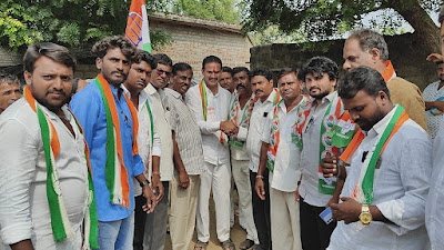 పార్టీ కండువా కప్పి ఆహ్వనిస్తున్న డా.రాంచంద్రునాయక్