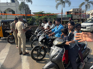 హెల్మెట్‌పై అవగాహన కార్యక్రమం నిర్వహించిన పోలీస్ శాఖ.