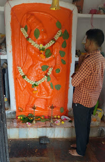 ఆంజనేయ స్వామి ఆలయంలో ప్రత్యేక ప్రార్థనలు చేసిన ముస్లిం భక్తుడు షేక్ ఖాదర్ బాబా.