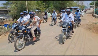 గ్రామ సర్పంచి ఆధ్వర్యంలో 50 హెల్మెట్ల పంపిణీ.