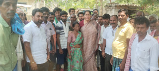 మరిపెడ మండలంలో పలు కుటుంబాలను పరామర్శించిన.   మాజీ మంత్రి శ్రీమతి సత్యవతి రాథోడ్.