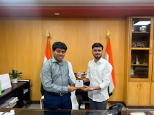 కాలుష్య నియంత్రణ మండలి కార్యదర్శిని కలిసిన యువ పర్వతారోహకుడు యశ్వంత్ నాయక్.