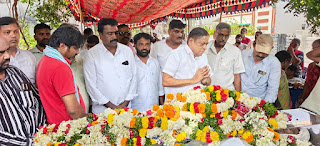 లక్ష్మారెడ్డి పార్దివ దేహానికి పూలమాలలు వేసి నివాళులు అర్పించిన.  మాజీ మంత్రి డి ఎస్ రెడ్యానాయక్.