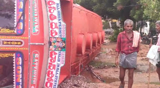 గ్రానైట్ లారీని తప్పించబోయి బయో డీజిల్ ట్యాంకర్ బోల్తా.