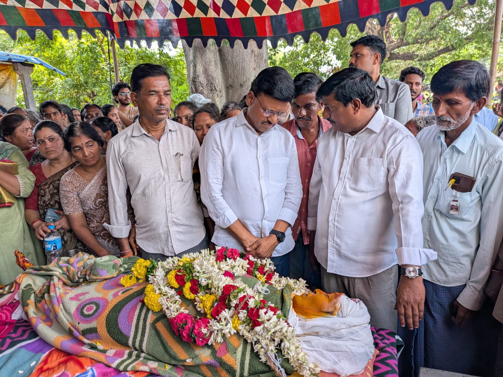 హత్యాకు గురైన మృతురాలి పార్థివ దేహానికి నివాళులర్పించిన ఎమ్మెల్సీ తాతా మధుసూదన్